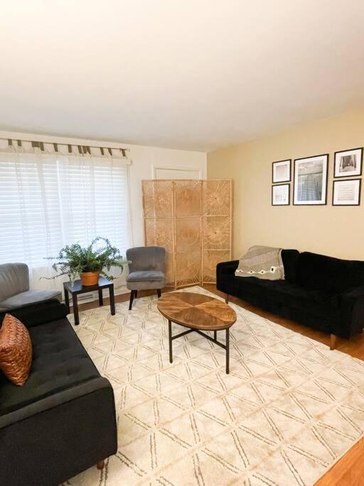 Hidden Gem W1 King Bed &2 Queens * Winston-Salem